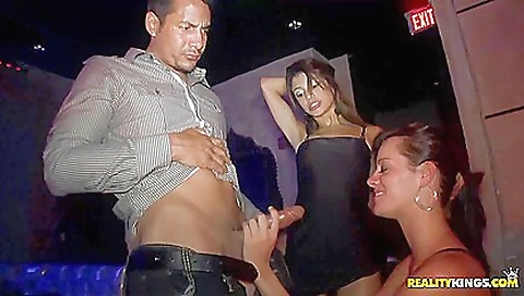 Threesome with two sexy girls
