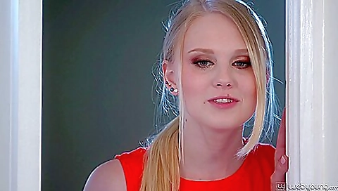 Mature lesbian enjoys pussy