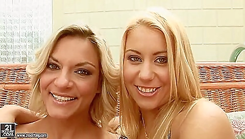 Showaky asian chick is sexy lingerie