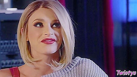 Two hot lesbians fucking each other pussy